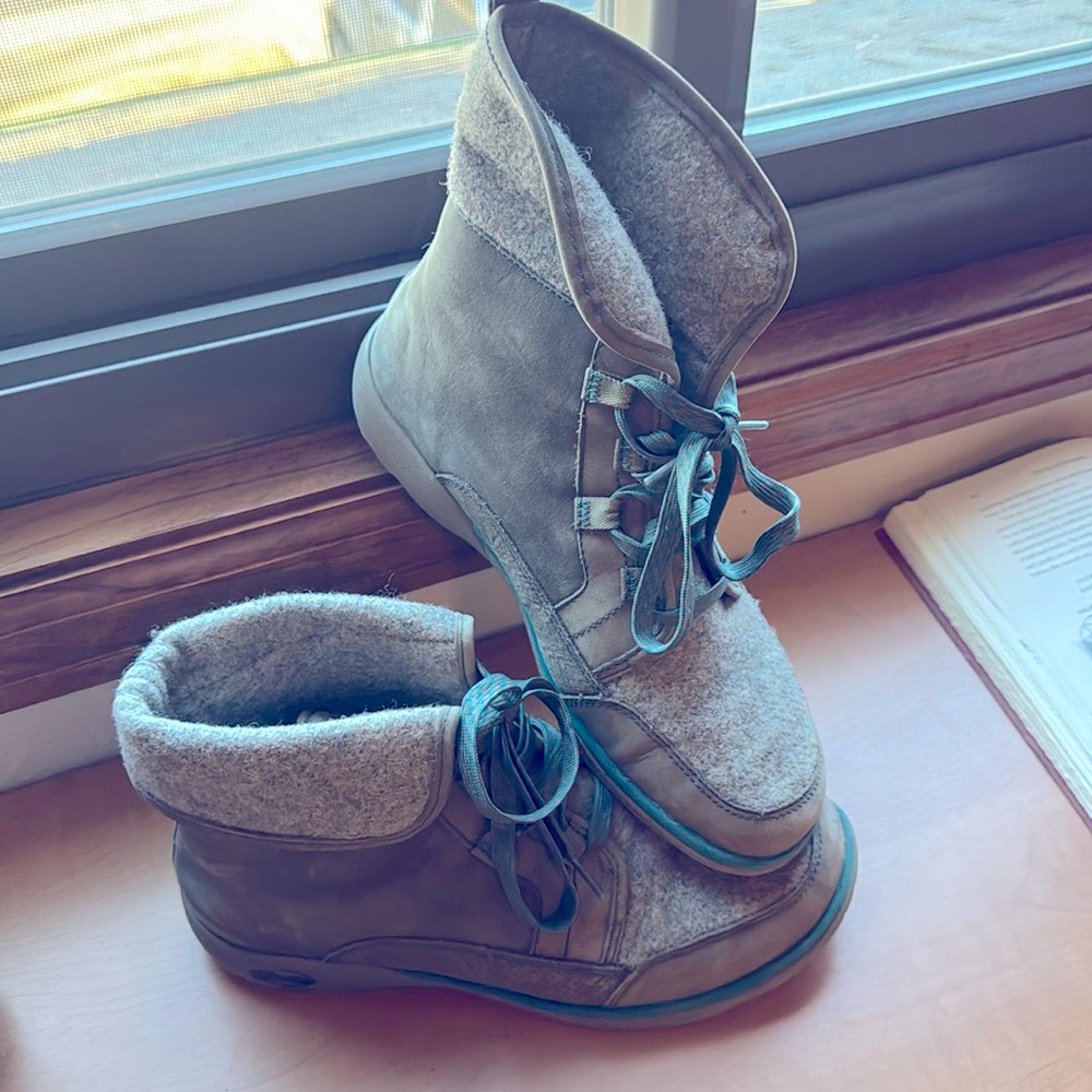 Chaco Wool/Leather Boots Size 9